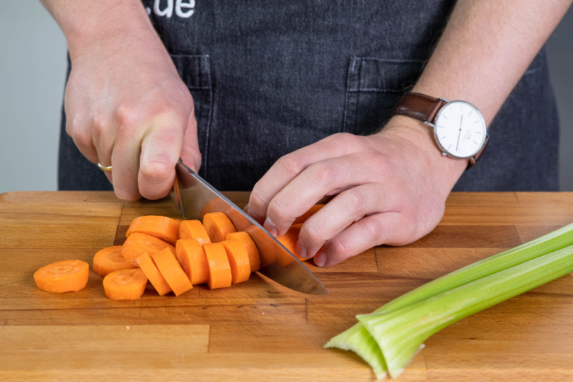Karotten klein schneiden