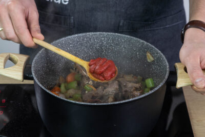Tomatenmark dazugeben