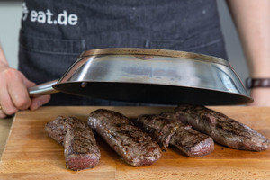 Rehrücken mit einer Pfanne bedecken