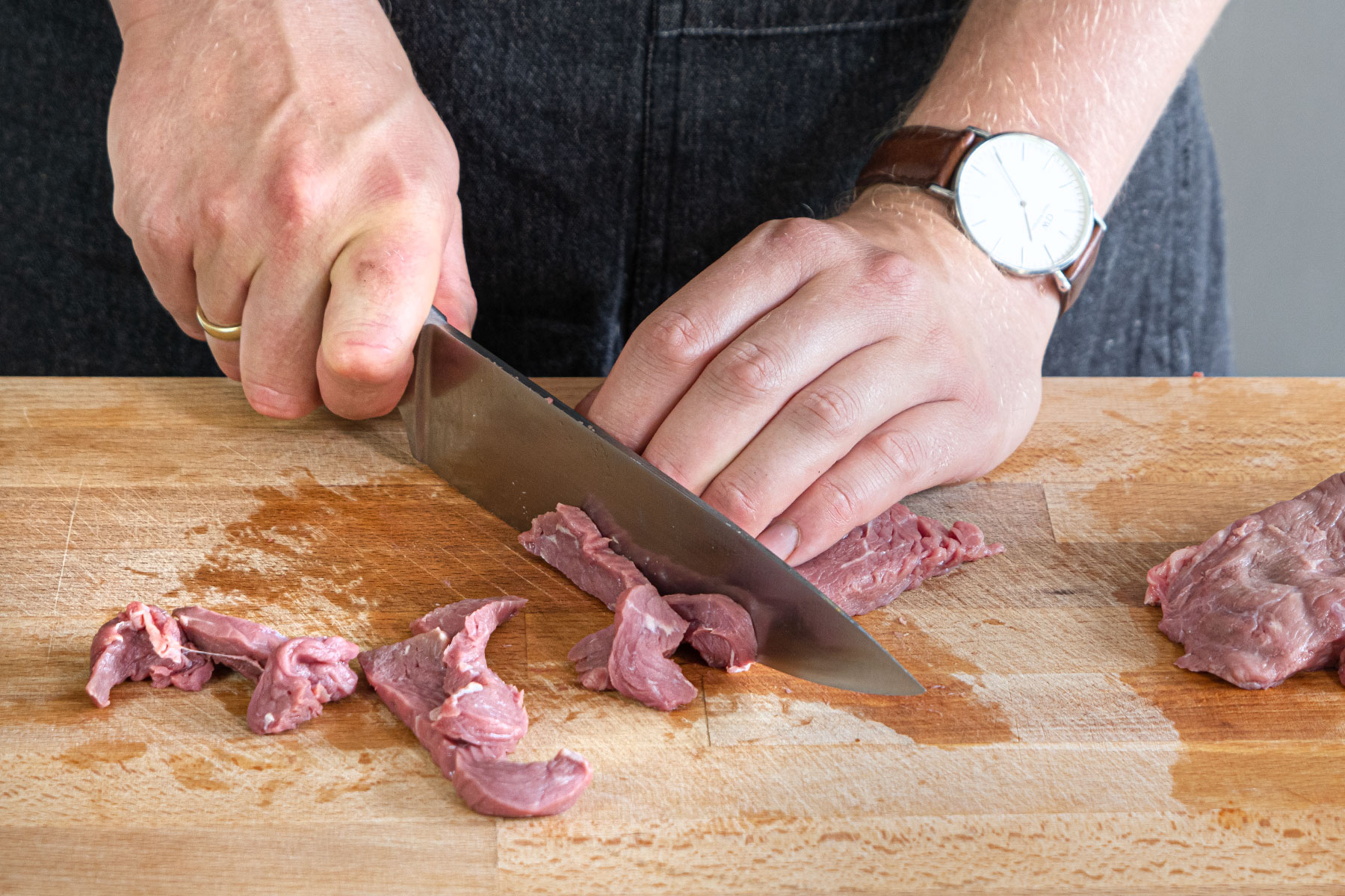 Rindfleisch in dünne Streifen schneiden