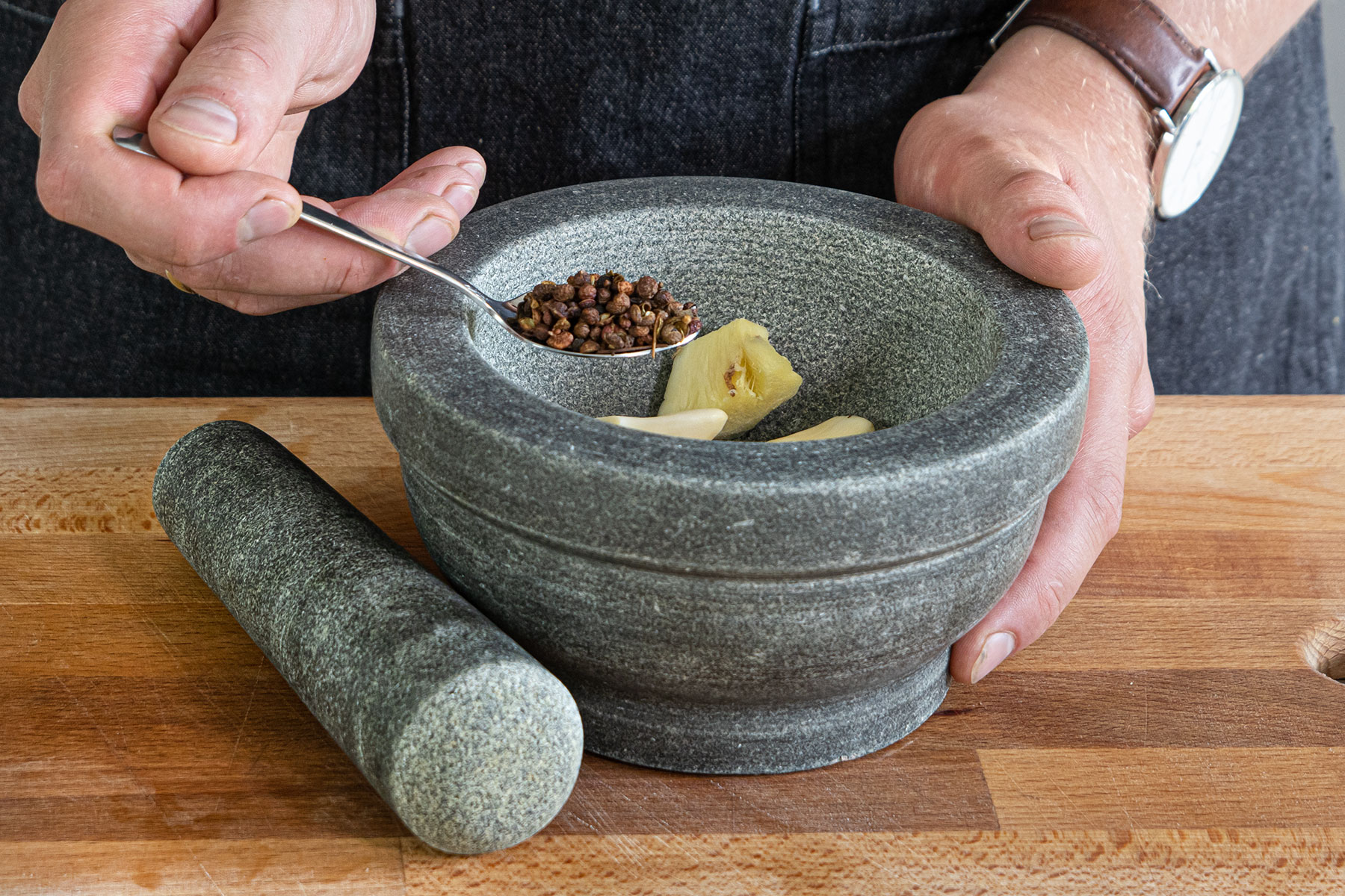 Szechuan-Pfeffer mit Ingwer mörsern