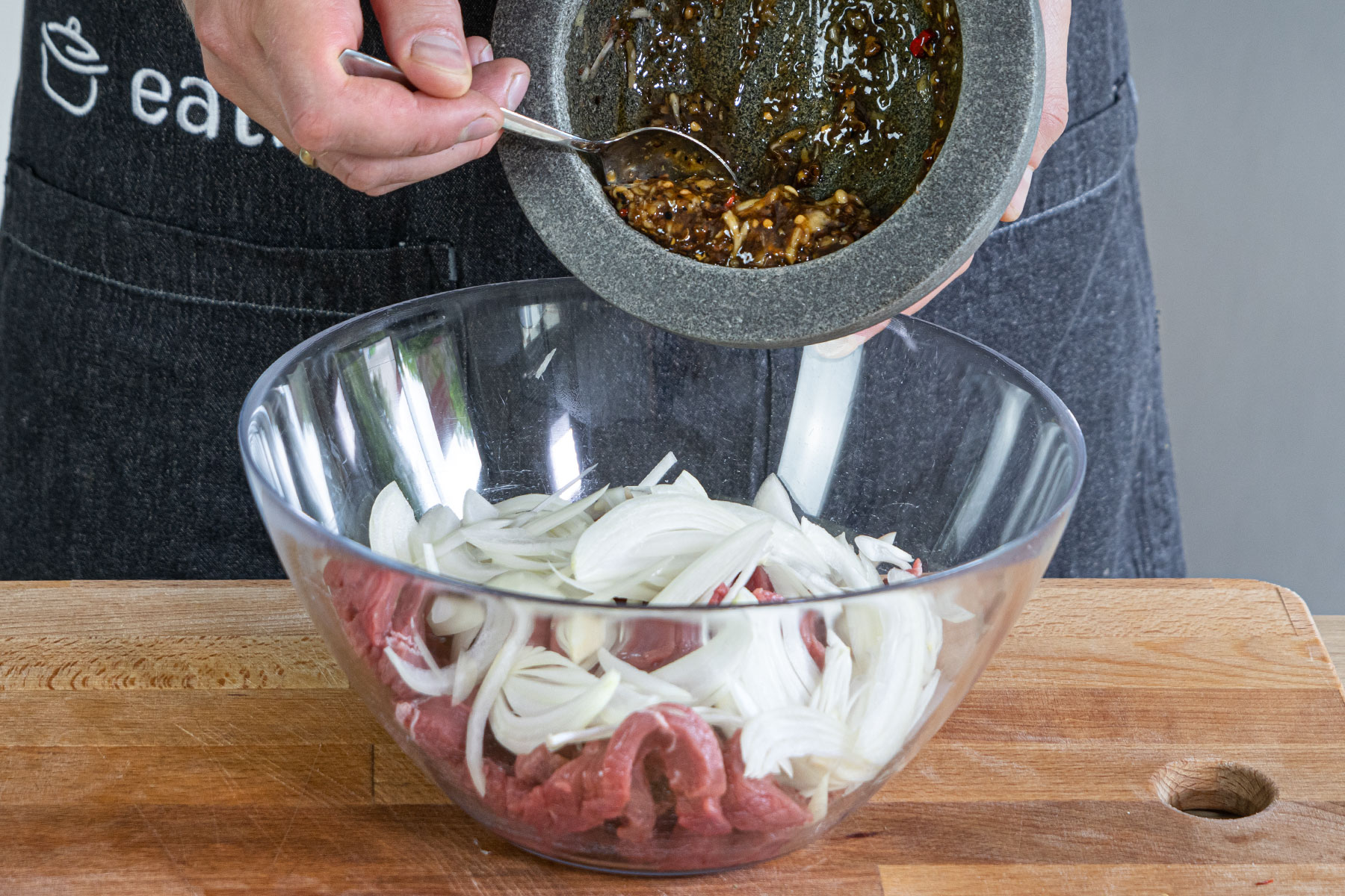 Marinade zum Fleisch geben und ruhen lassen