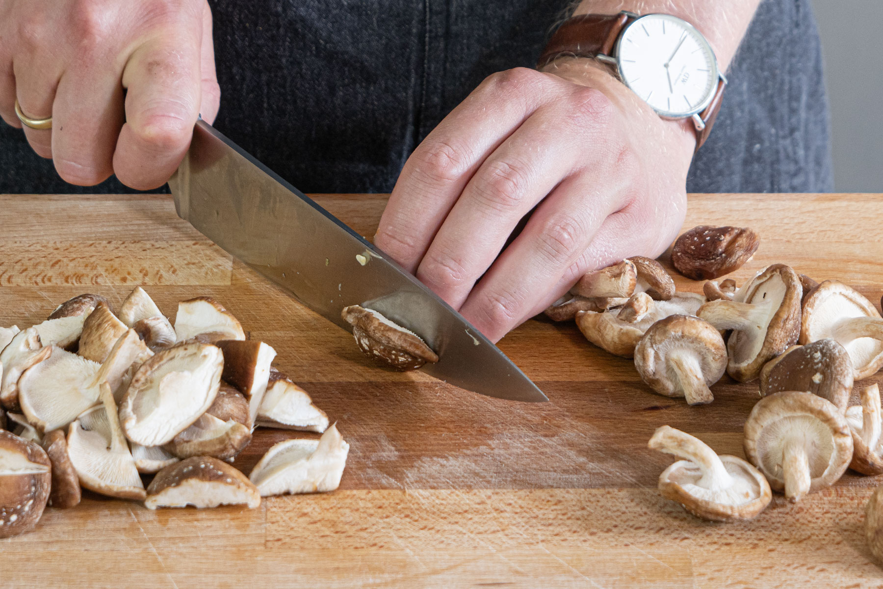 Shiitake-Pilze putzen und klein schneiden