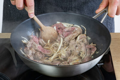 Rindfleisch mit Zwiebeln anbraten