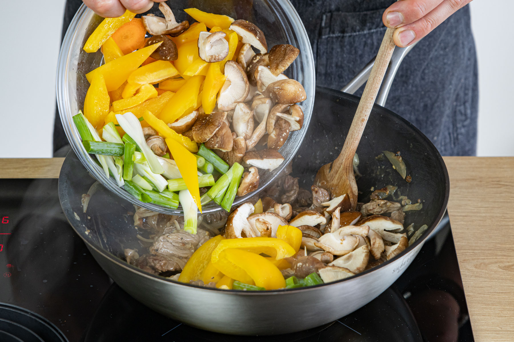 Gemüse zum Fleisch geben und mitbraten