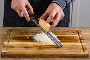 Parmesan reiben