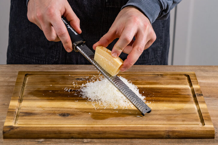 Parmesan reiben