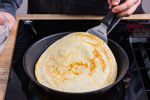 Pfannkuchen wenden und goldbraun braten