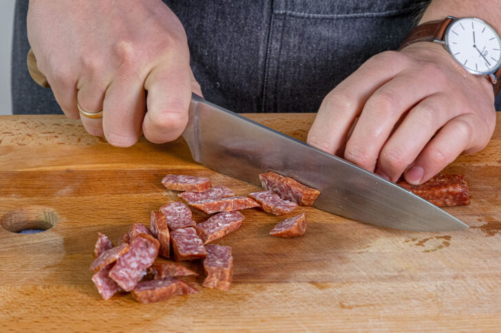 Wurst für Sauerkrauteintopf schneiden