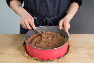 Kuchenteig in Springform geben