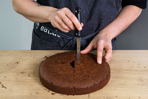 Dreiecke aus Kuchenboden schneiden