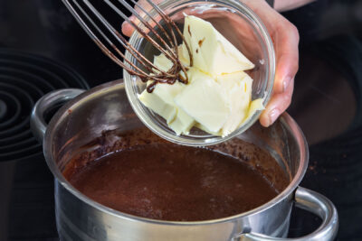 Butter zum Kakao geben