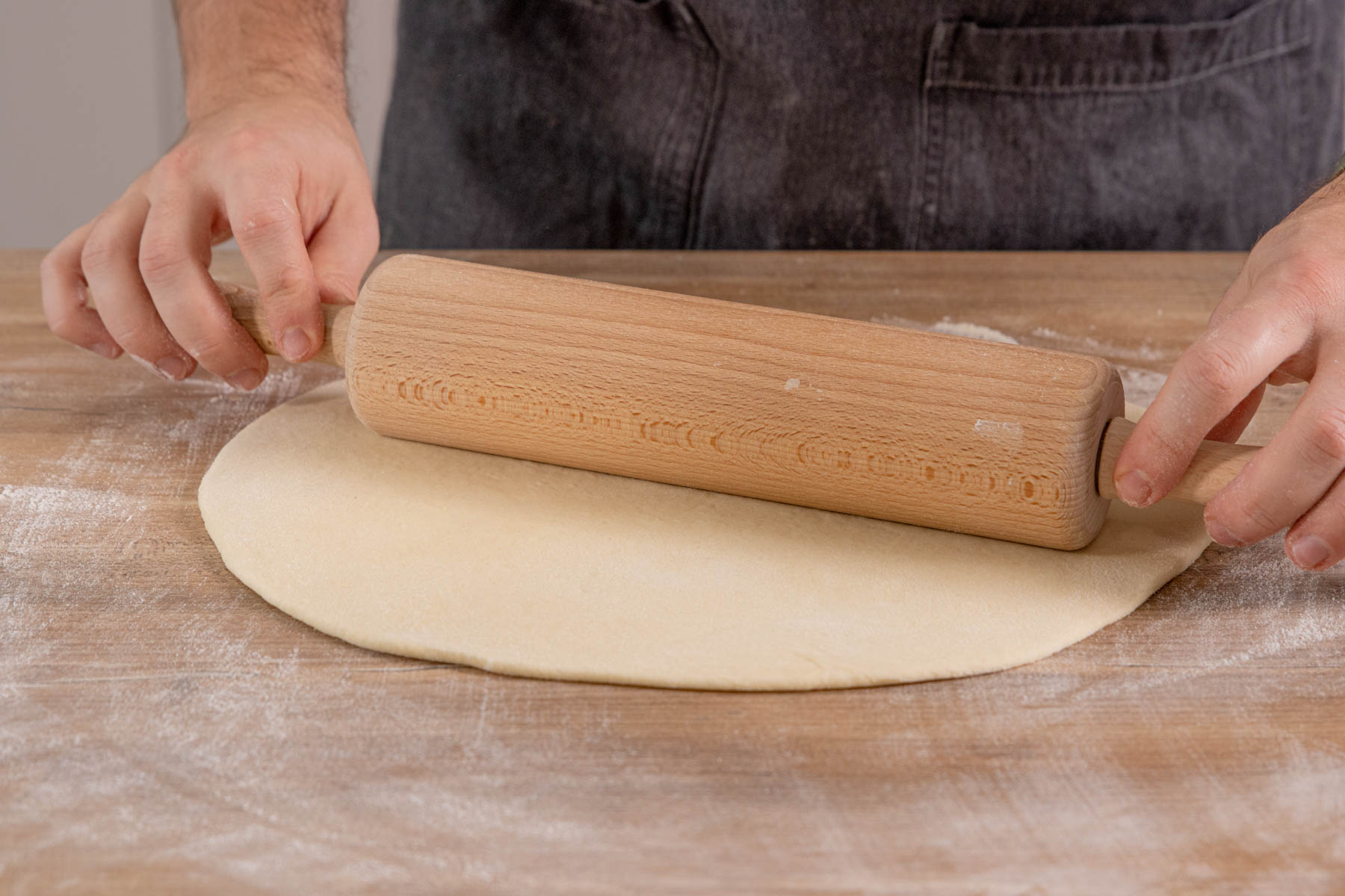 Teig für den Zwiebelkuchen ausrollen