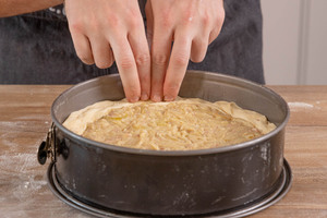 Ränder des Zwiebelkuchens einklappen
