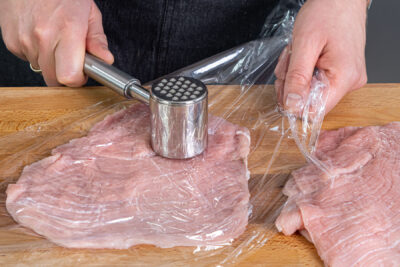 Schweinerouladen klopfen