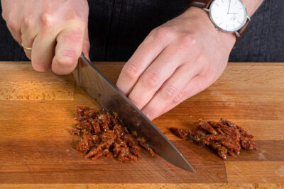 getrocknete Tomaten klein hacken