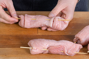 Rouladen mit Holzspießen oder Rouladennadeln fixieren