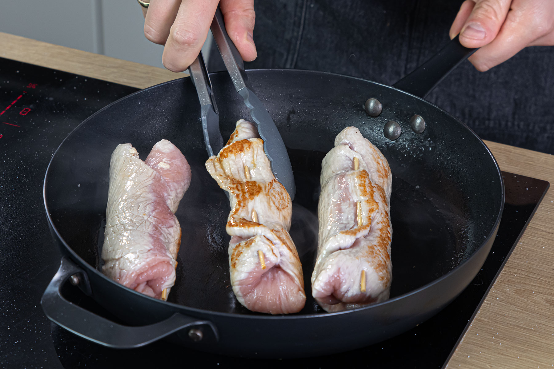 Schweinerouladen mit Frischkäse anbraten