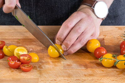 Kirschtomaten halbieren