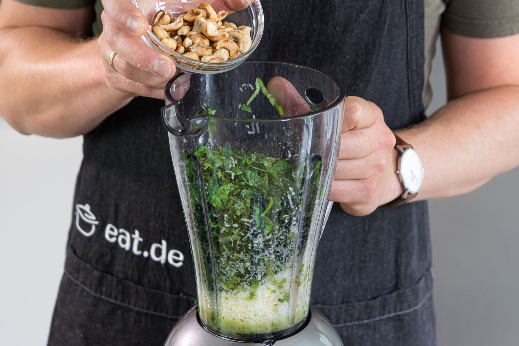 Pesto im Mixer pürieren