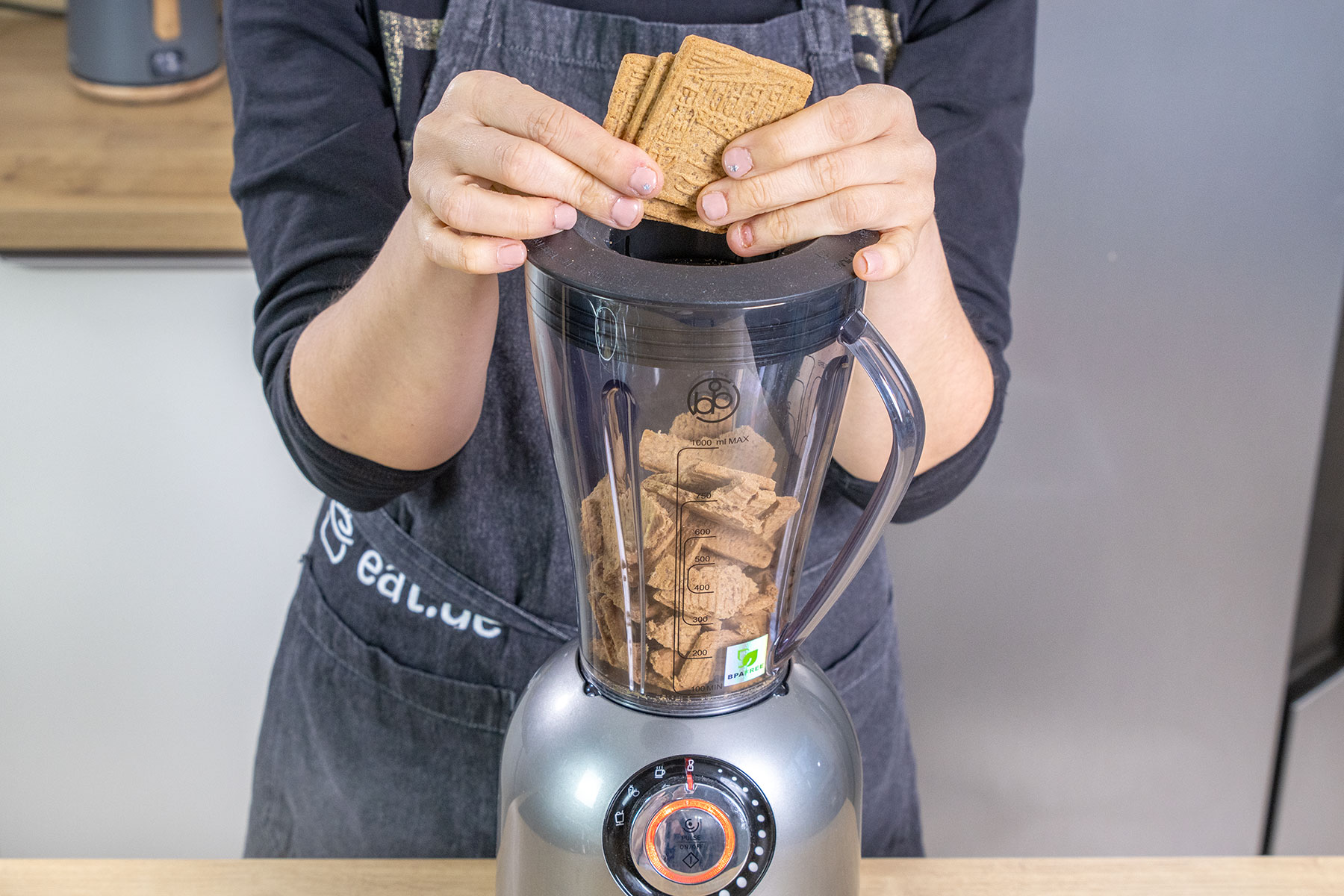Gewürzspekulatius in den Mixer geben