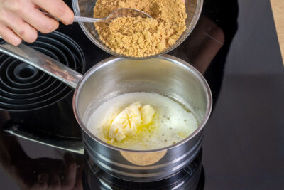 Spekulatiuskrümel zur Butter geben