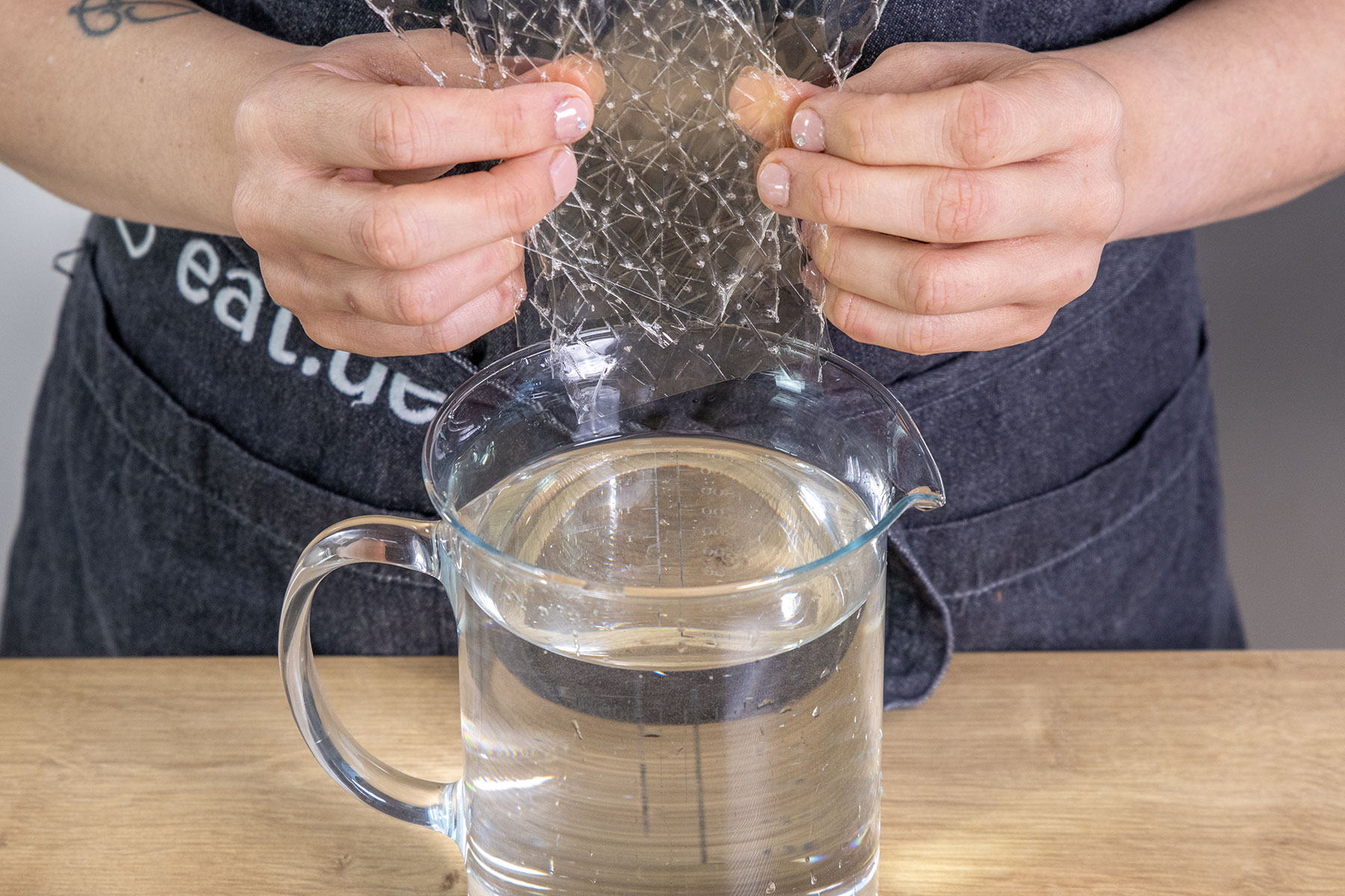 Gelatineblätter ins Wasser geben