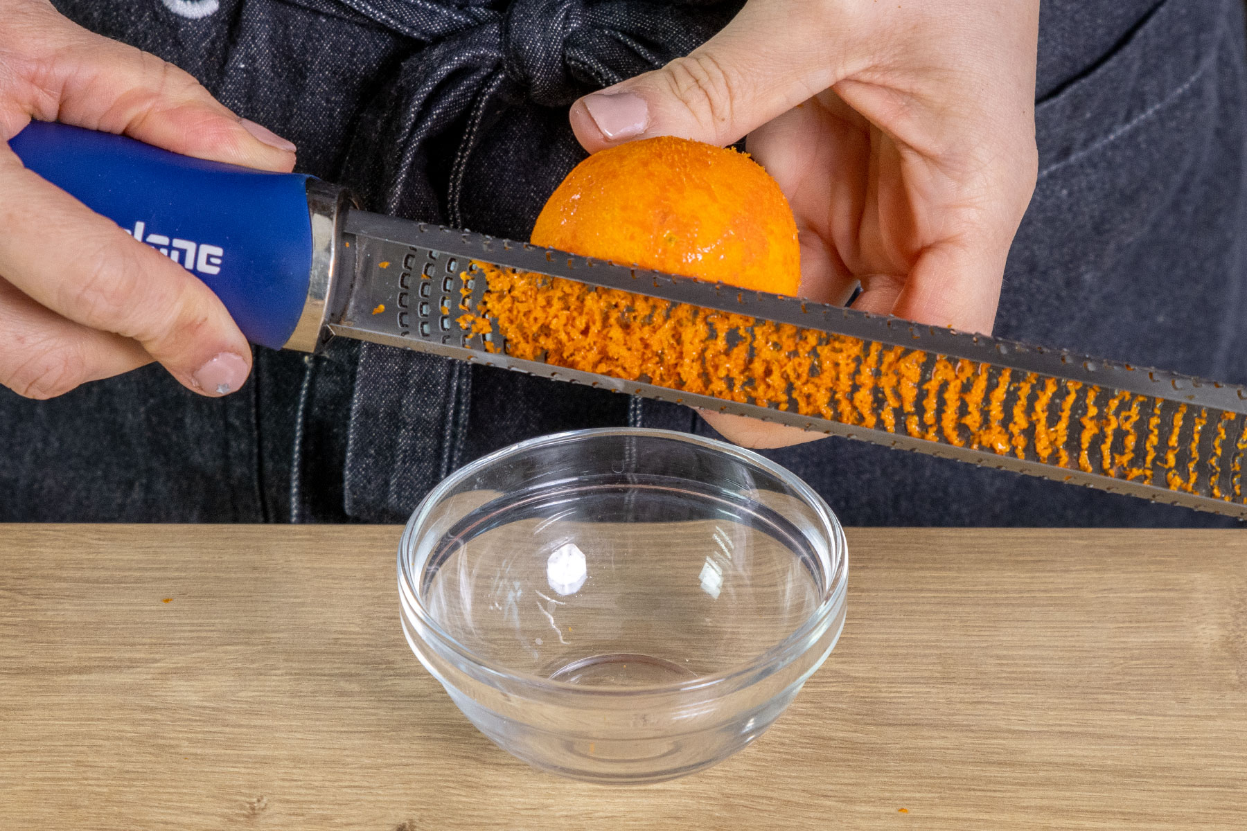 Orangenschale abreiben