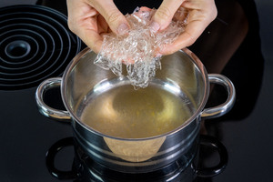 Gelatine in den Topf geben