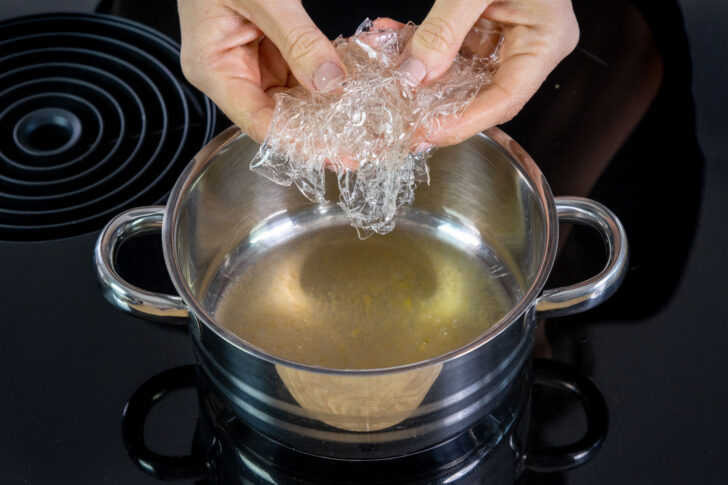 Gelatine in den Topf geben