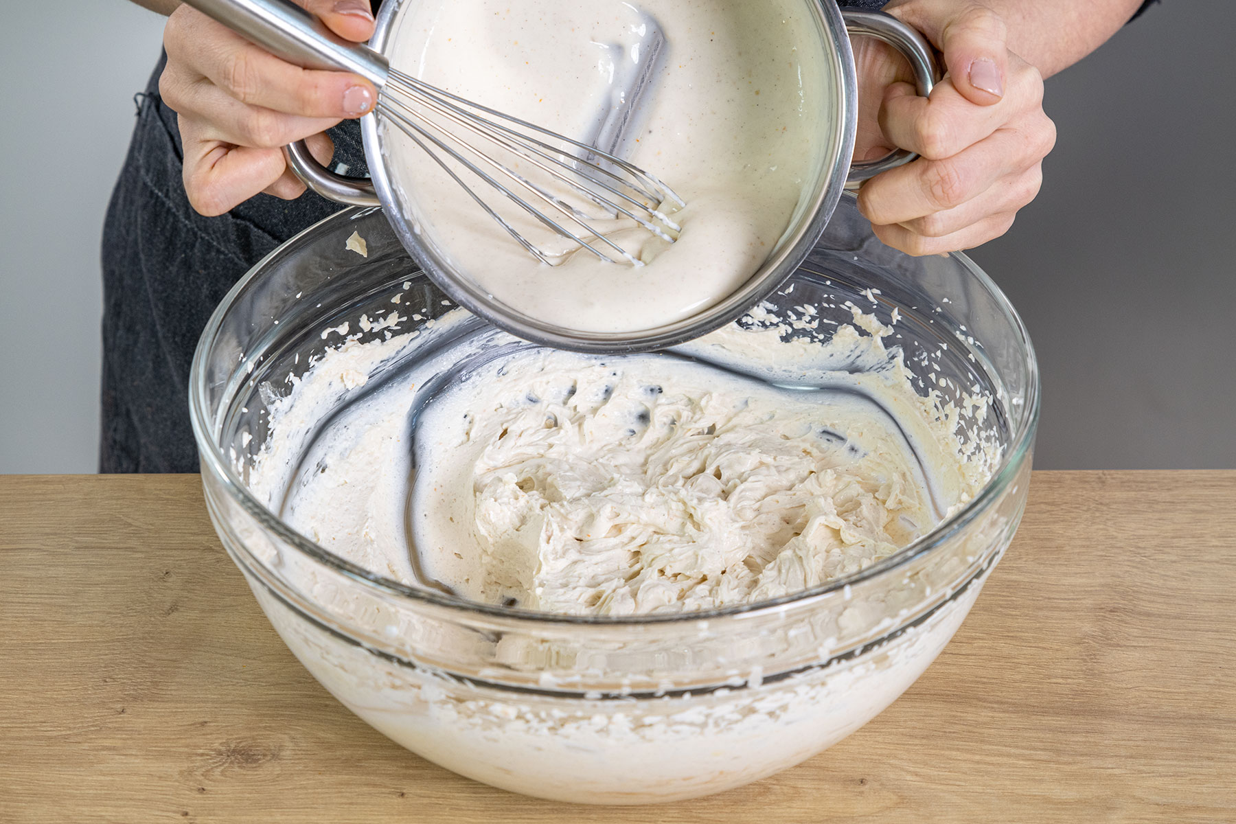 Gelatinemischung zur Spekulatiuscreme geben