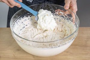 Schlagsahne unter die Creme heben