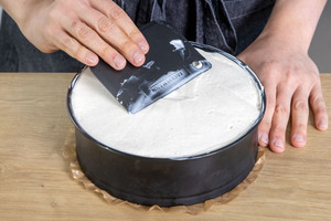 Spekulatius-Torte glatt streichen