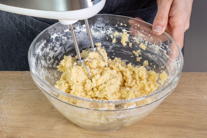 Teig mit dem Handrührgerät mixen