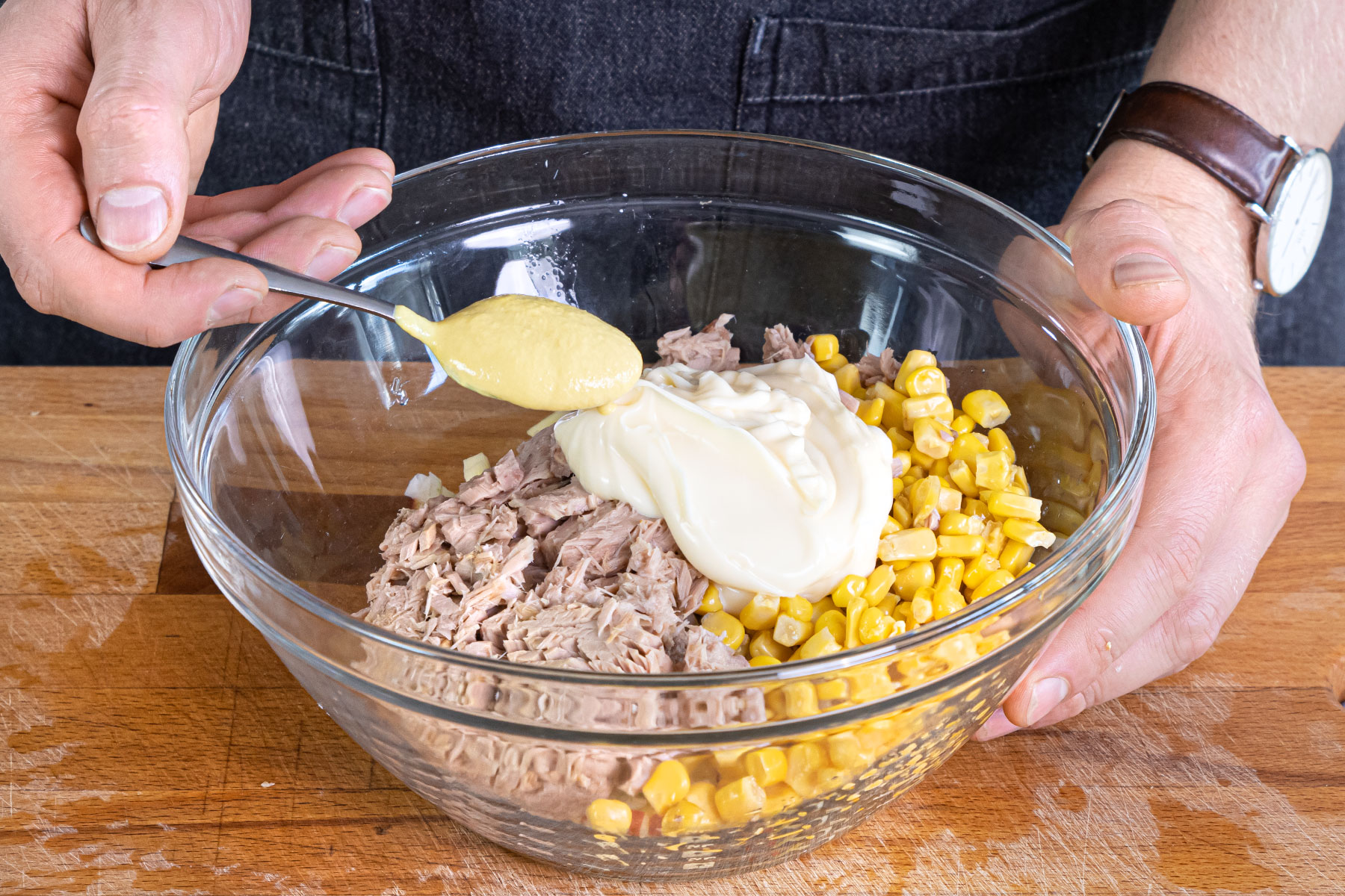 Zutaten für den Thunfischsalat vermengen