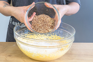 gemahlene Nüsse einrühren