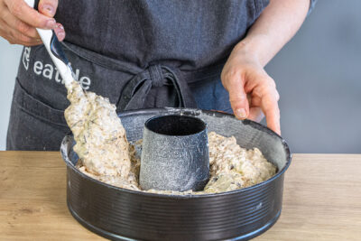 Teig für Tiroler Nusskuchen in die Form füllen