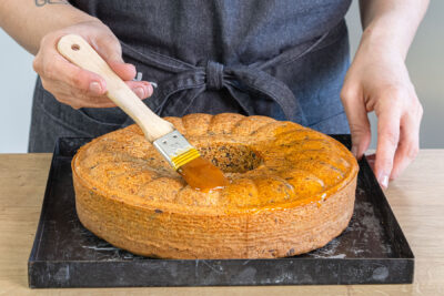 Tiroler Nusskuchen mit Marmelade einstreichen