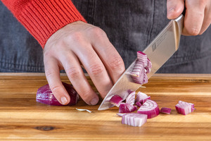 Zwiebel würfeln