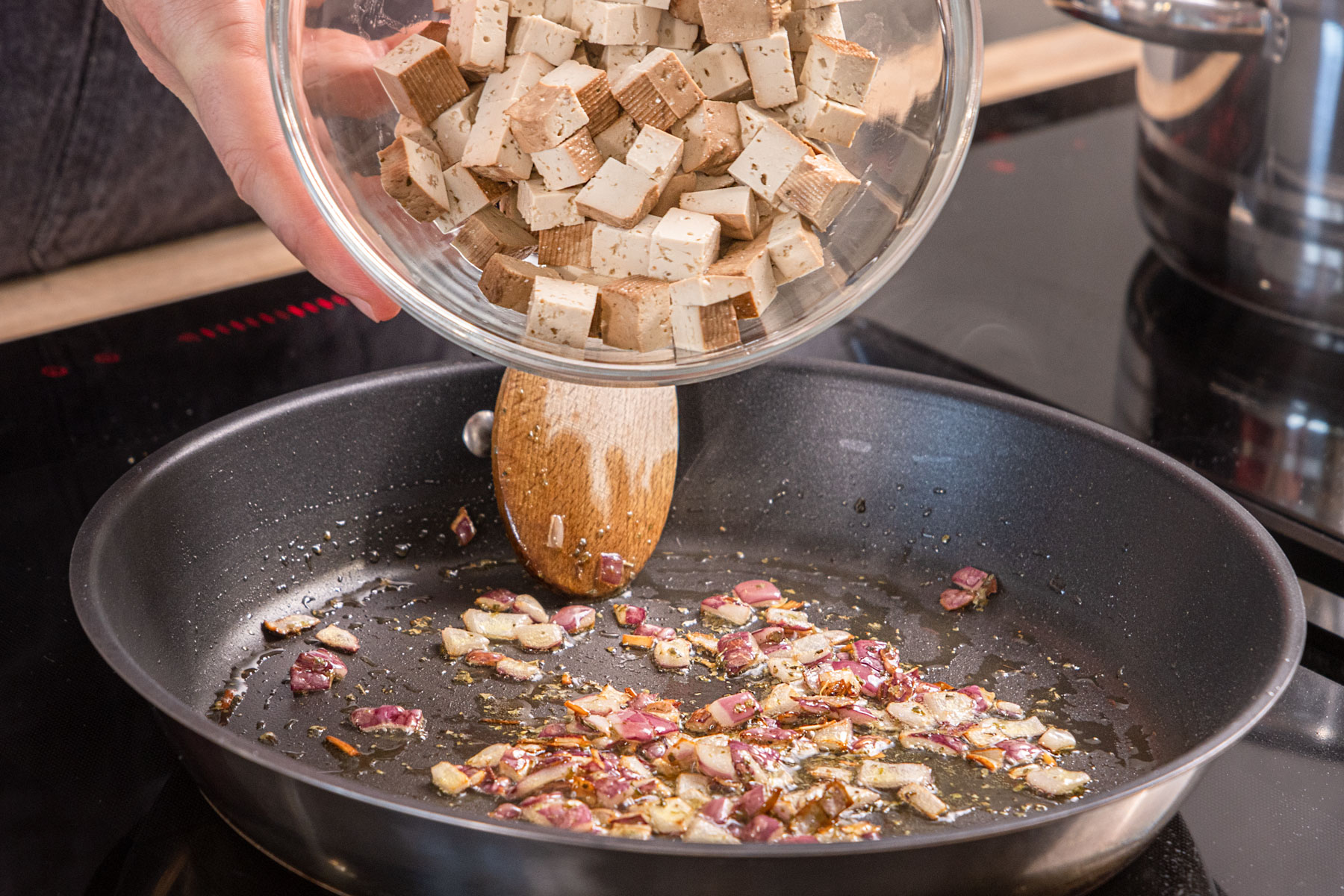 Tofu in die Pfanne geben