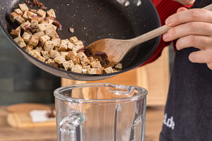 Tofu in den Mixer geben