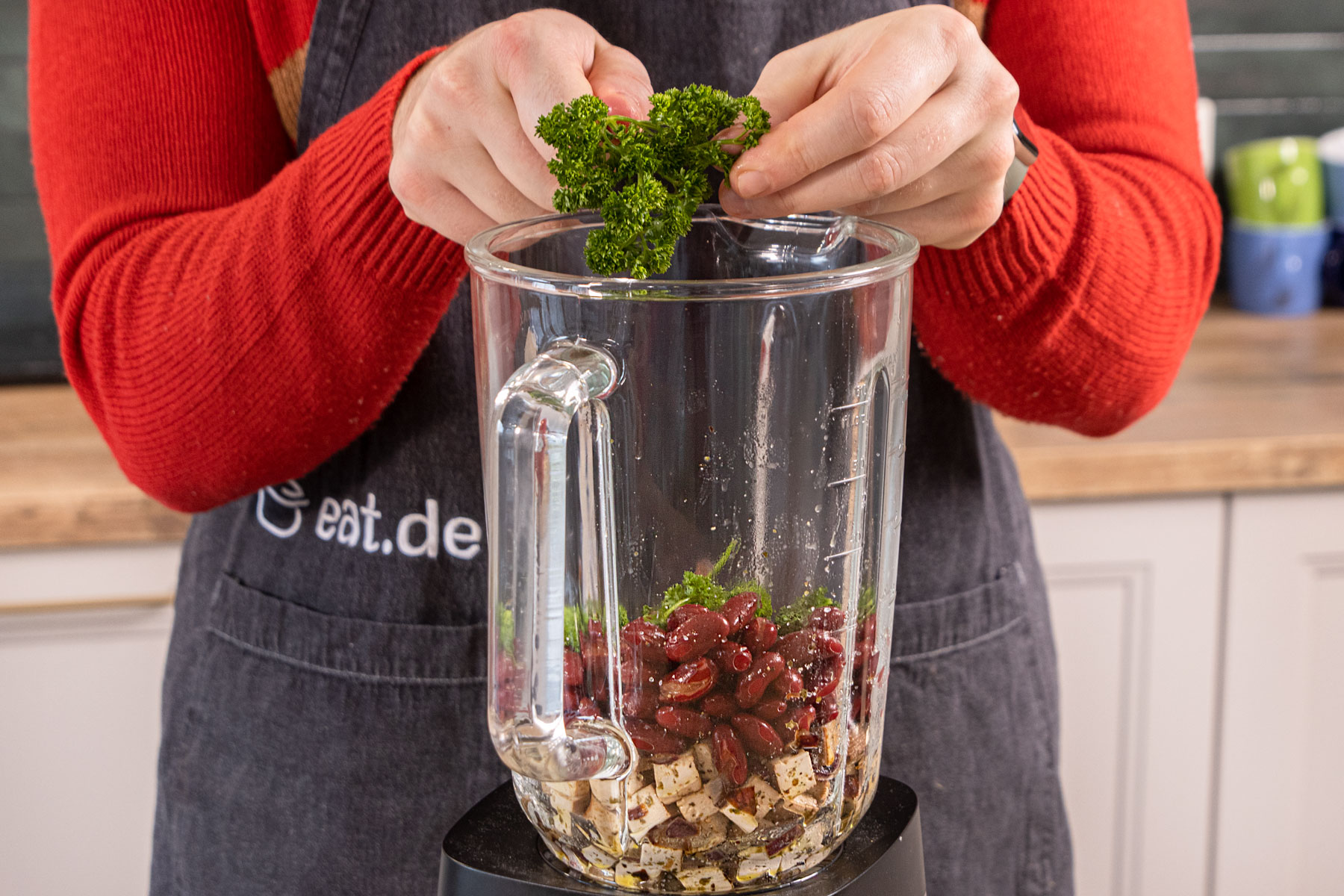 Petersilie in den Mixer geben und zur veganen Leberwurst zerkleinern