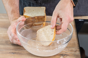 Weißbrot in Milchmischung tränken