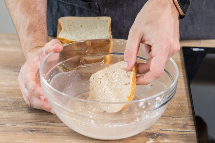 Weißbrot in Milchmischung tränken