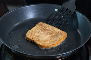 veganen French Toast in Pfanne braten