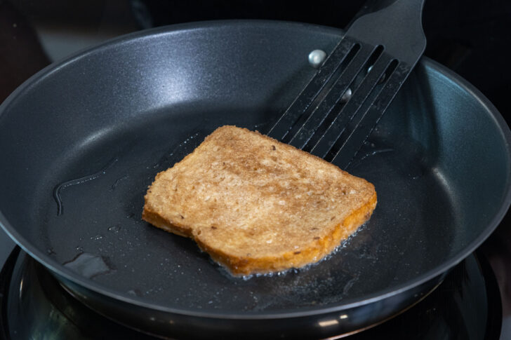 veganen French Toast in Pfanne braten