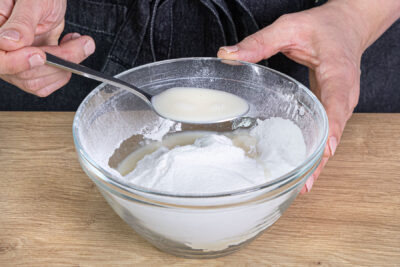 Zuckerguss mit Mandelmilch anrühren