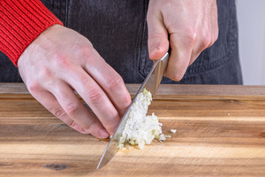 Zwiebel würfeln