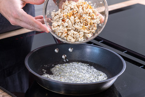 Tofu in die Pfanne geben