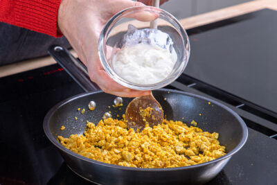 Sojajoghurt zum veganen Rührei hinzugeben